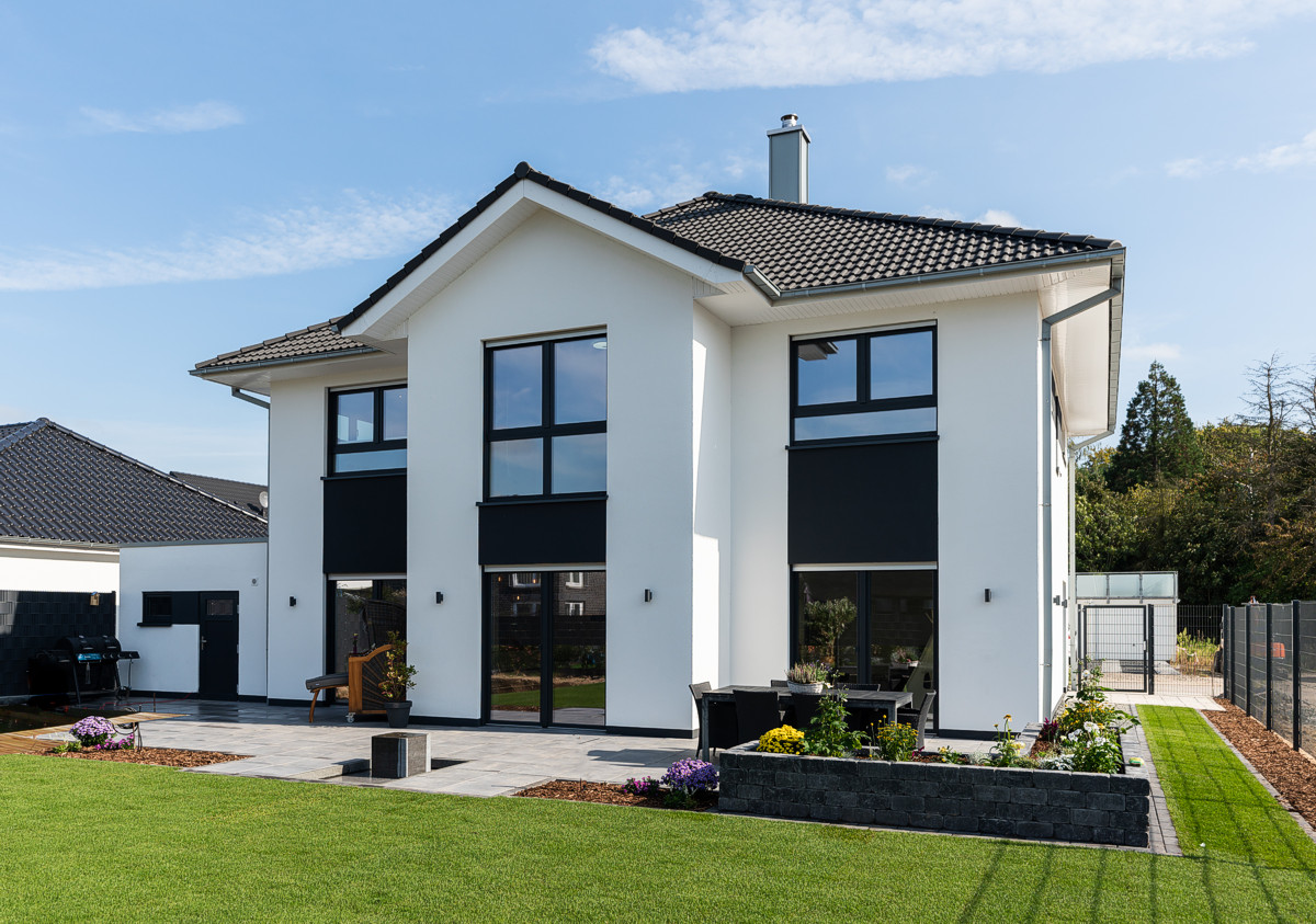 Unsere klassischen Häuser faszinieren durch eine zeitlose Eleganz und spiegeln den gehobenen Anspruch ihrer Besitzer in beeindruckender Weise wider.