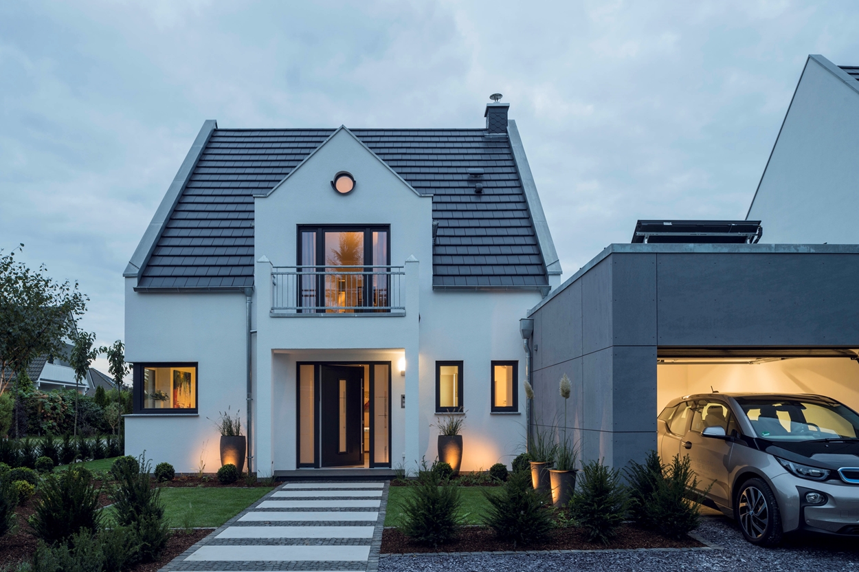 Unser Energieeffizienzhaus Rostock. Dieser stilvolle, geradlinige Entwurf strahlt viel Ruhe aus. Die Verbindung der beiden Doppelhaushälften wurde hier geschickt durch einen eingeschossigen Mitteltrakt gelöst.