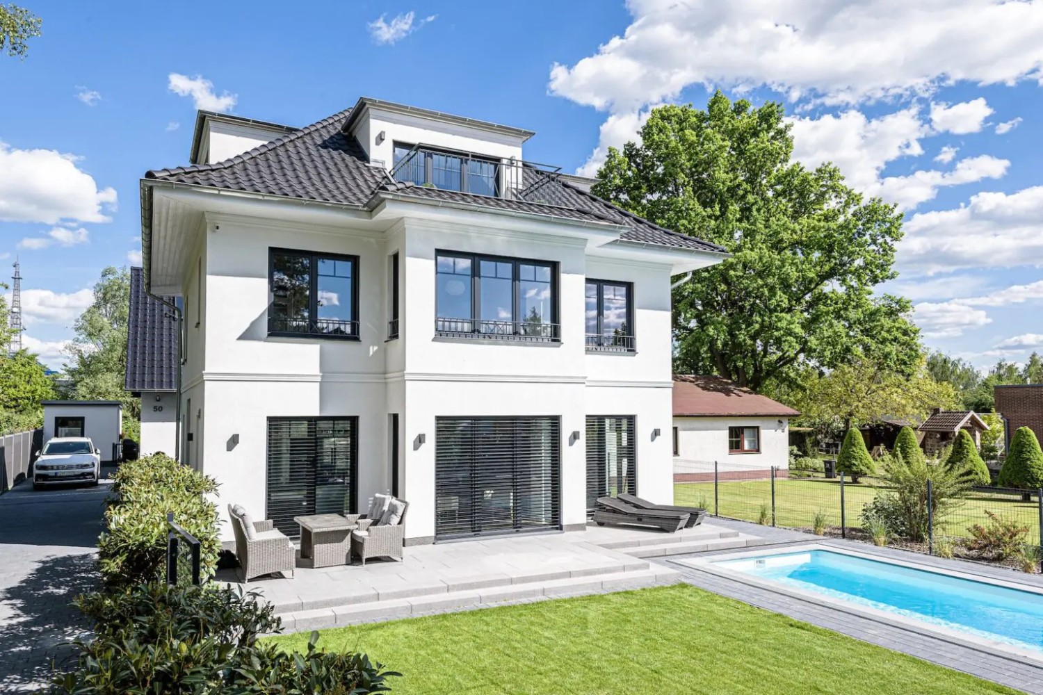 In Neubrandenburg und der Region entstehen Villen, die durch klare Linien und hochwertige Bauweise überzeugen.