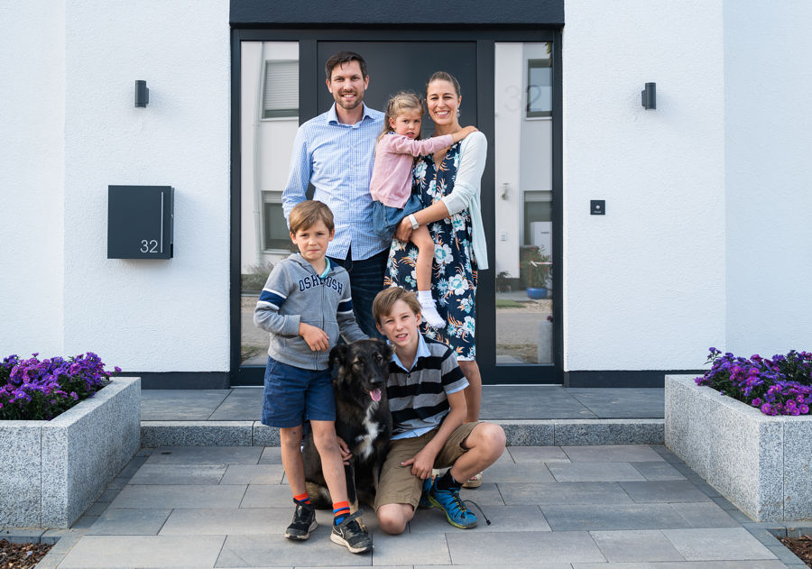 Der Hausbau für Familien wird ab dem 16. Oktober 2023 deutlich besser gefördert. Familien, die z.B. ein ARGE-Haus in den Stufen "Klimafreundliches Wohngebäude" und "Klimafreundliche Wohngebäude - mit QNG" (Qualitätssiegel nachhaltige Gebäude) bauen, erhalten ab diesem Datum von der KfW mehr Geld.