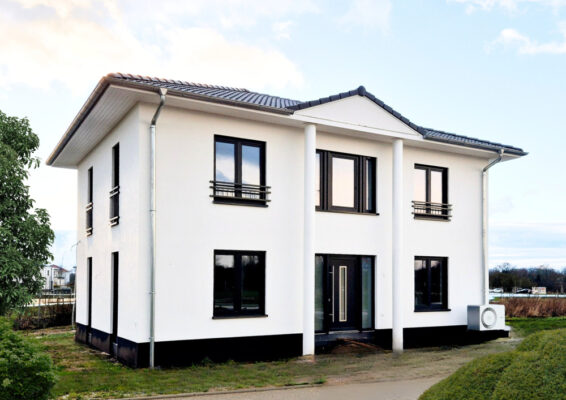 Gleich zu Jahresbeginn möchten wir Sie herzlich zu unserer ersten Hausbesichtigung am Sonntag, den 26.01.2025 von 11:00 bis 15:00 Uhr in 18059 Rostock- Biestow, Schüttscher Hof 1, B-Plan Kiefernweg einladen.